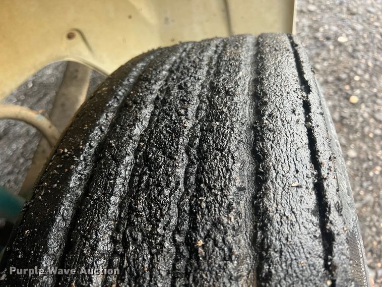 image for item KF9761 1997 Freightliner FL70  semi truck