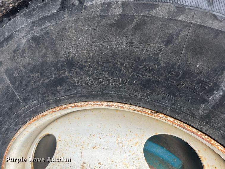 image for item KF9761 1997 Freightliner FL70  semi truck