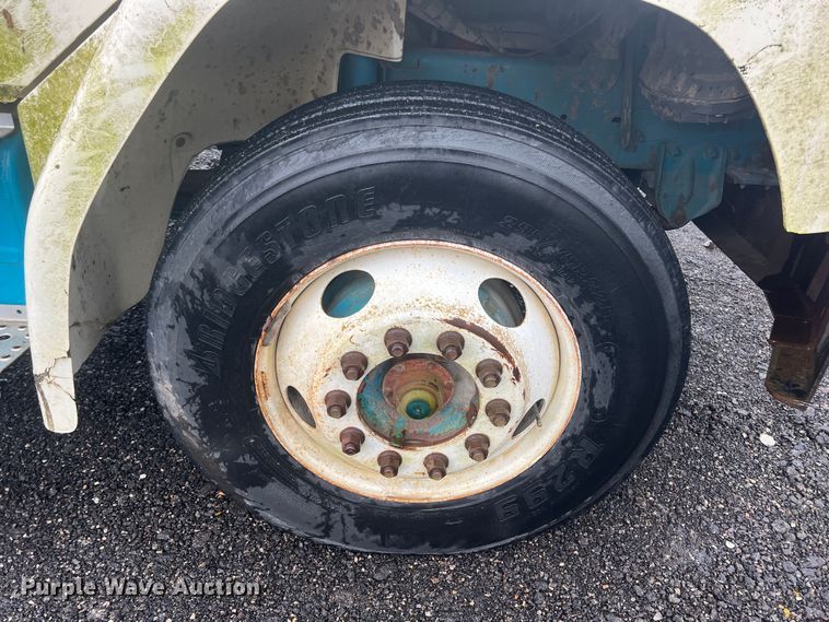 image for item KF9761 1997 Freightliner FL70  semi truck