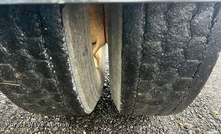 image for item KF9761 1997 Freightliner FL70  semi truck