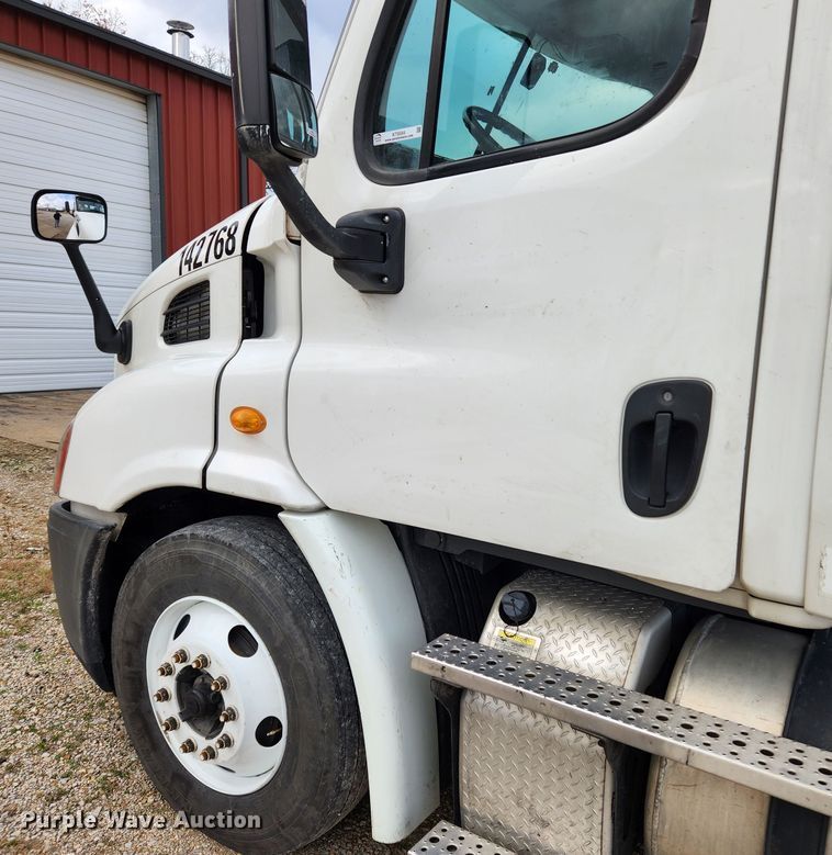 image for item KT9584 2014 Freightliner Cascadia  semi truck