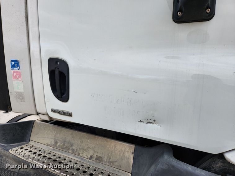 image for item KT9584 2014 Freightliner Cascadia  semi truck