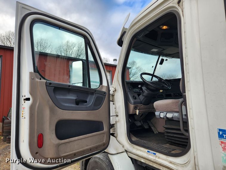 image for item KT9584 2014 Freightliner Cascadia  semi truck