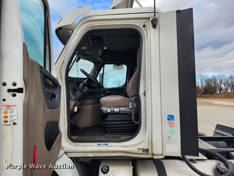 image for item KT9584 2014 Freightliner Cascadia  semi truck