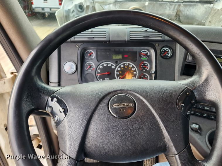 image for item KT9584 2014 Freightliner Cascadia  semi truck