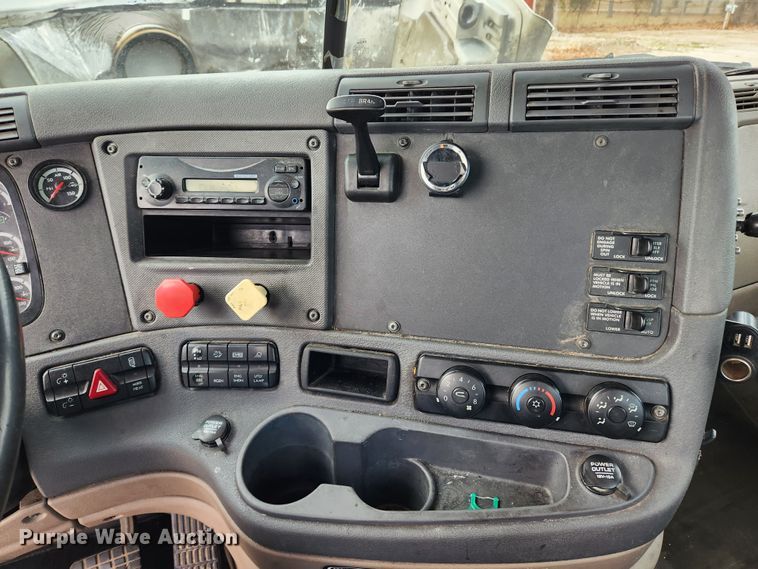 image for item KT9584 2014 Freightliner Cascadia  semi truck