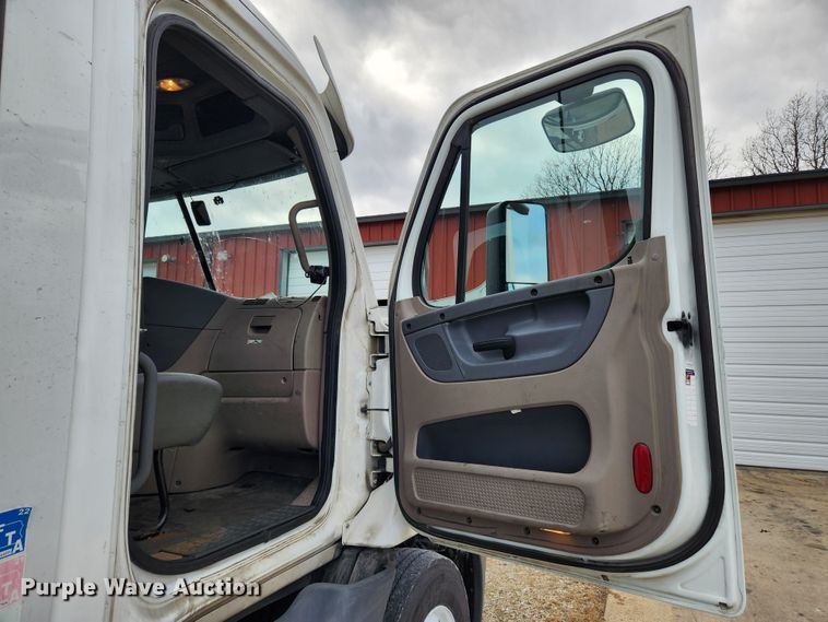 image for item KT9584 2014 Freightliner Cascadia  semi truck