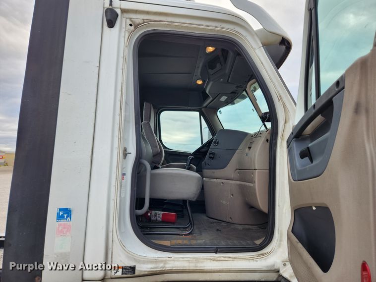 image for item KT9584 2014 Freightliner Cascadia  semi truck