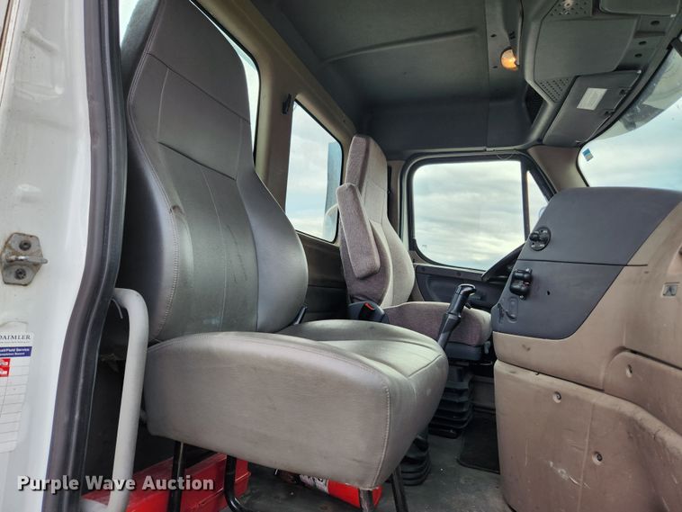 image for item KT9584 2014 Freightliner Cascadia  semi truck