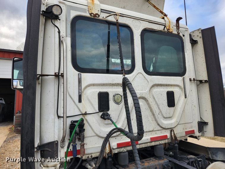 image for item KT9584 2014 Freightliner Cascadia  semi truck