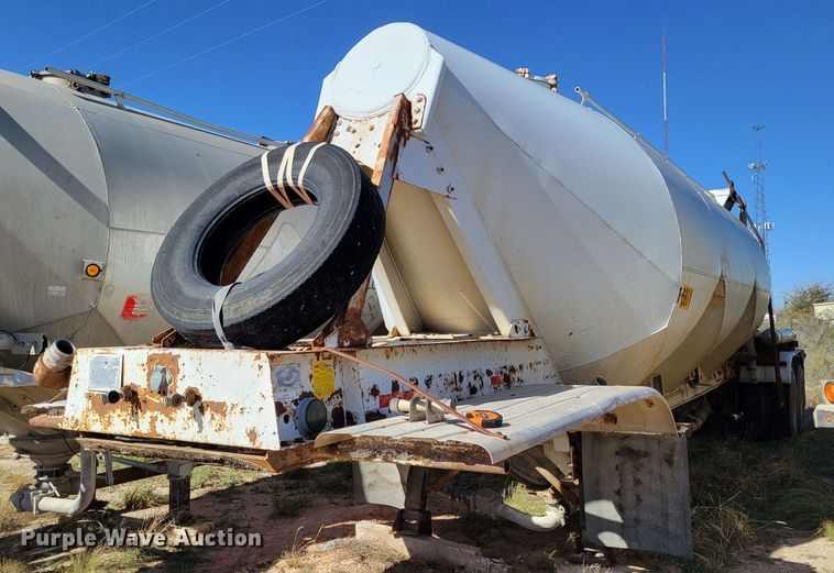 image for item LG9362 1976 Fruehauf  pneumatic dry bulk trailer