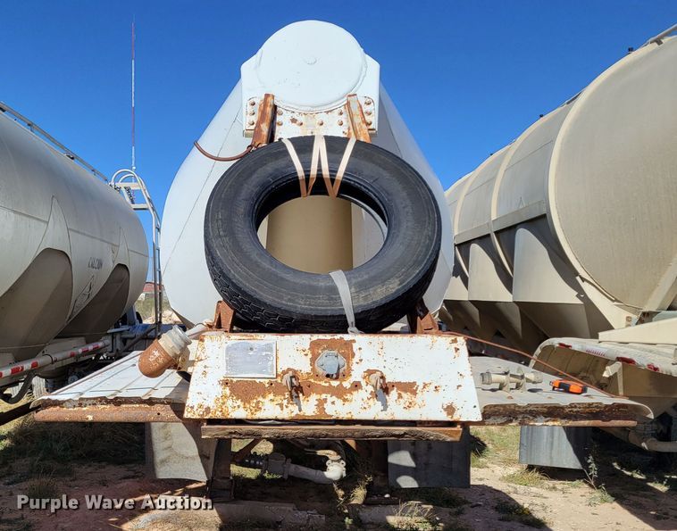 image for item LG9362 1976 Fruehauf  pneumatic dry bulk trailer