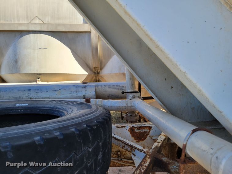 image for item LG9362 1976 Fruehauf  pneumatic dry bulk trailer