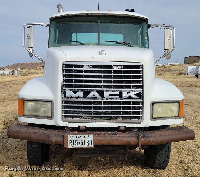 image for item LG9365 2003 Mack CH613  semi truck