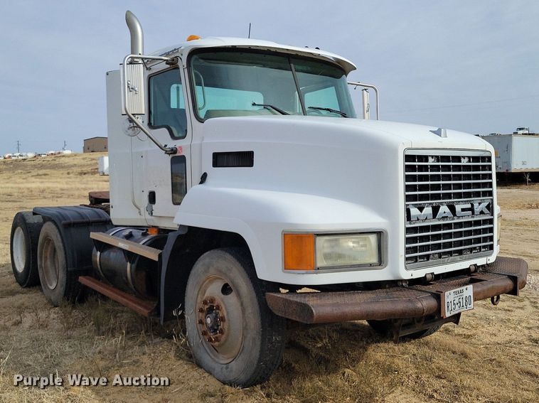 image for item LG9365 2003 Mack CH613  semi truck