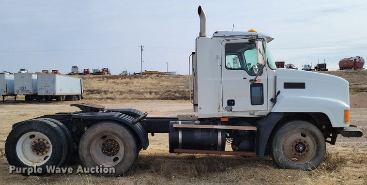 image for item LG9365 2003 Mack CH613  semi truck