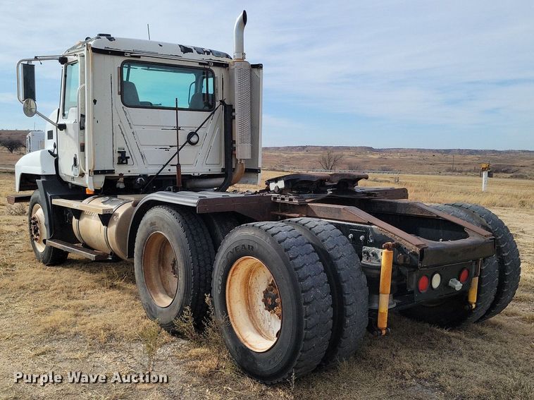 image for item LG9365 2003 Mack CH613  semi truck