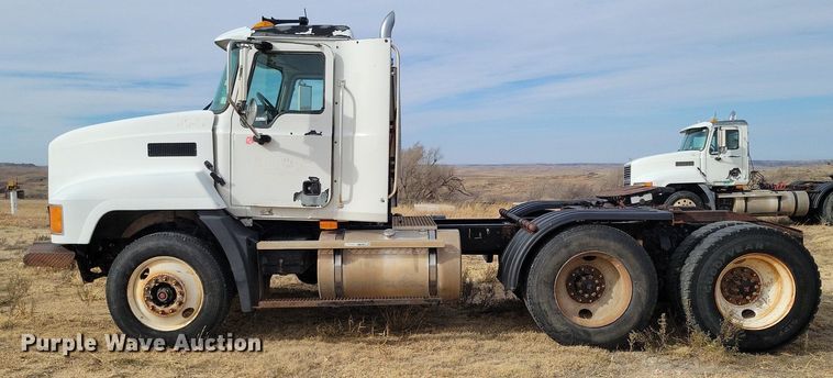 image for item LG9365 2003 Mack CH613  semi truck