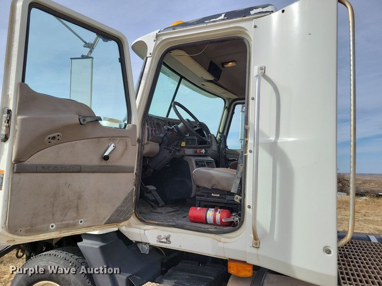 image for item LG9365 2003 Mack CH613  semi truck