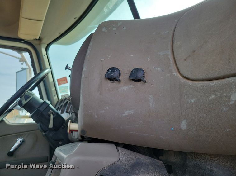 image for item LG9365 2003 Mack CH613  semi truck