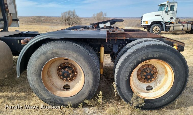 image for item LG9365 2003 Mack CH613  semi truck