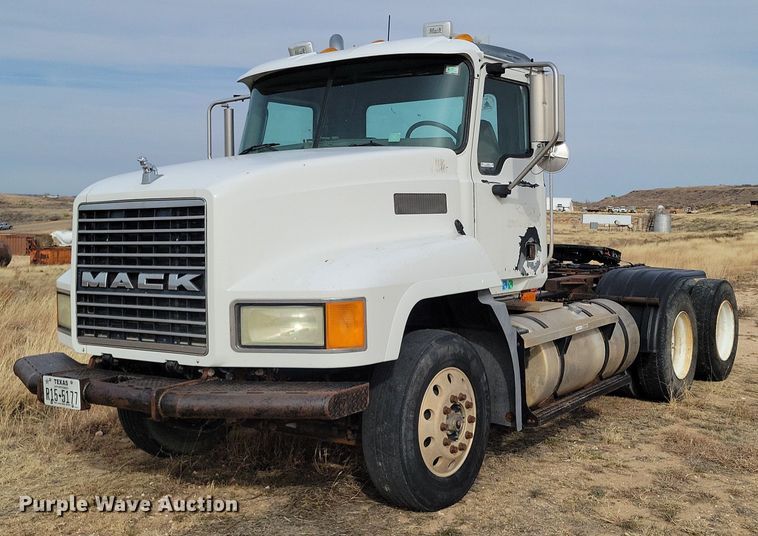 image for item LG9366 2003 Mack CH613  semi truck