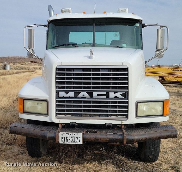 image for item LG9366 2003 Mack CH613  semi truck