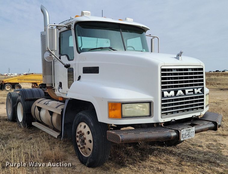image for item LG9366 2003 Mack CH613  semi truck