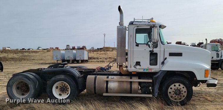 image for item LG9366 2003 Mack CH613  semi truck