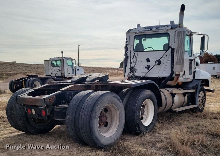 image for item LG9366 2003 Mack CH613  semi truck