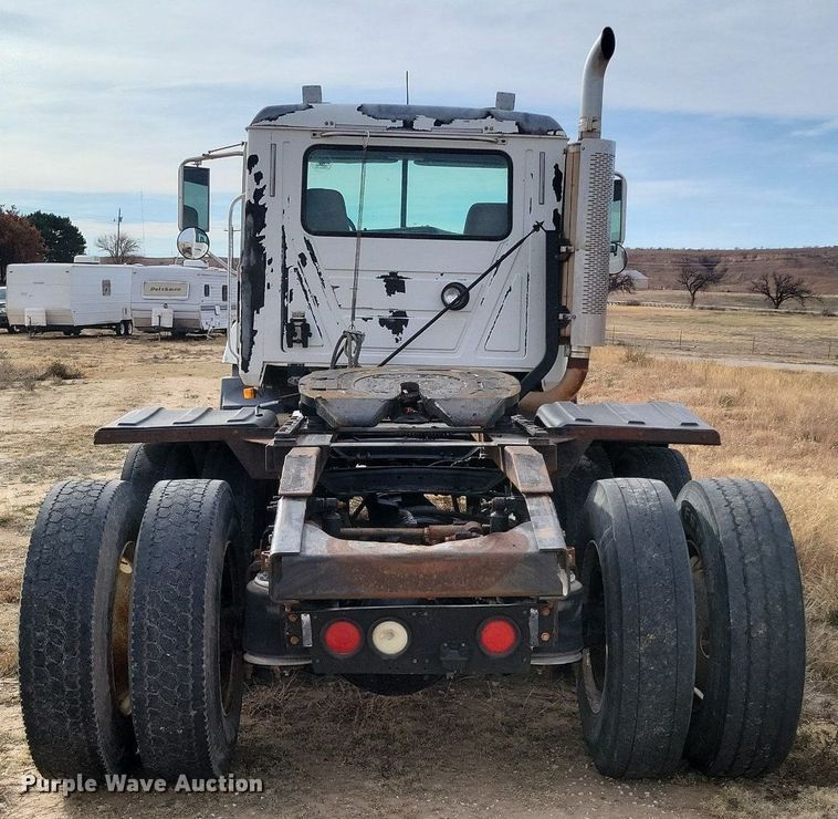 image for item LG9366 2003 Mack CH613  semi truck