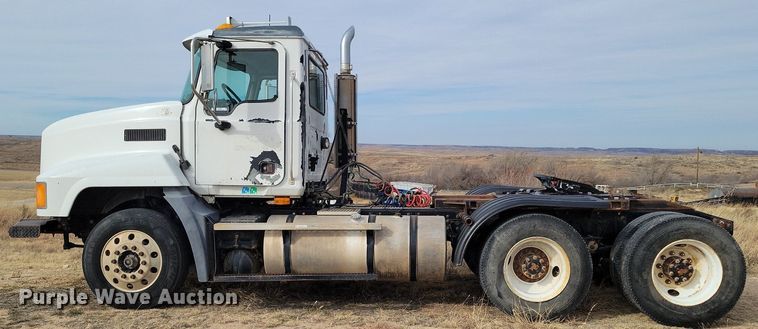 image for item LG9366 2003 Mack CH613  semi truck