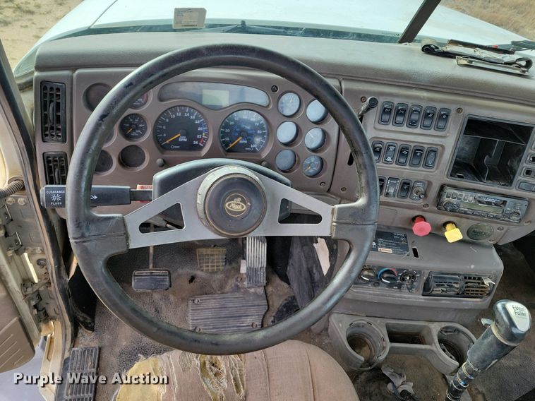 image for item LG9366 2003 Mack CH613  semi truck