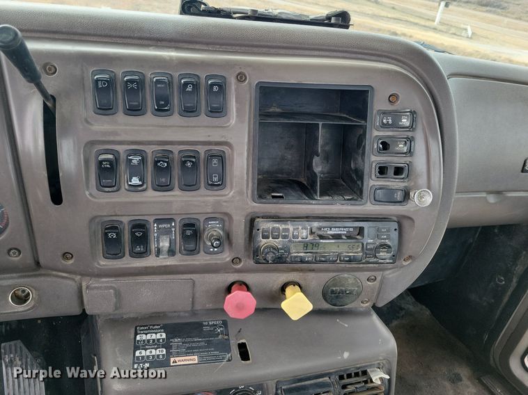 image for item LG9366 2003 Mack CH613  semi truck