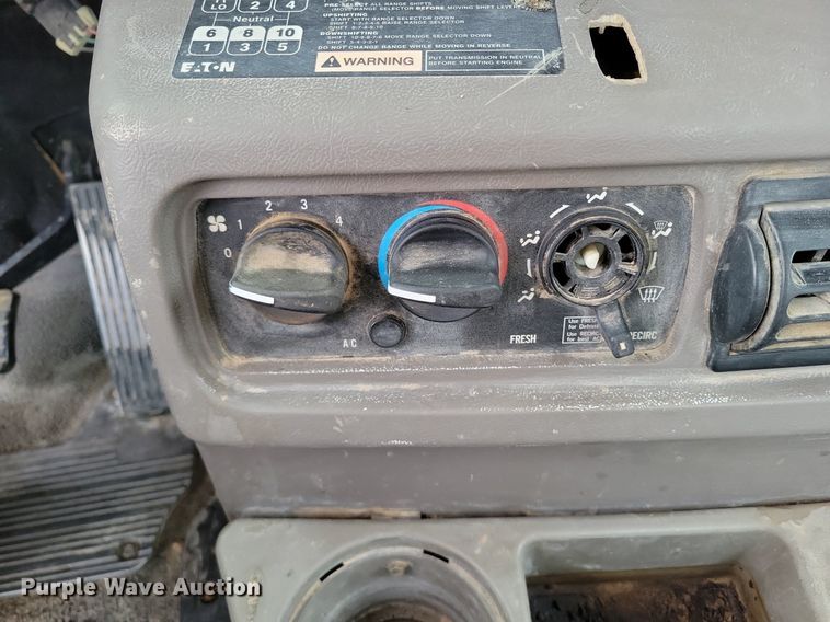 image for item LG9366 2003 Mack CH613  semi truck