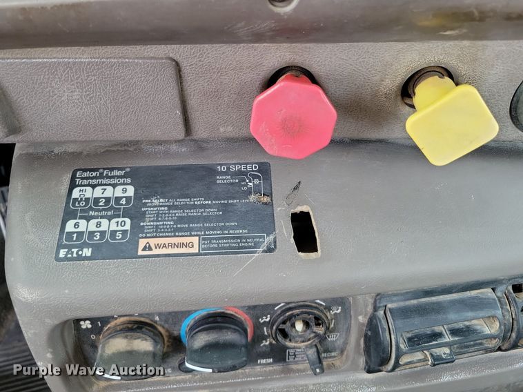 image for item LG9366 2003 Mack CH613  semi truck