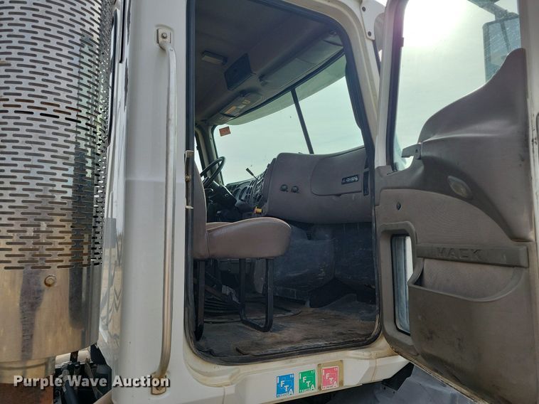 image for item LG9366 2003 Mack CH613  semi truck