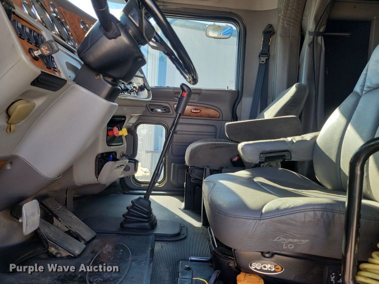 image for item LG9378 2007 Peterbilt 379 semi truck