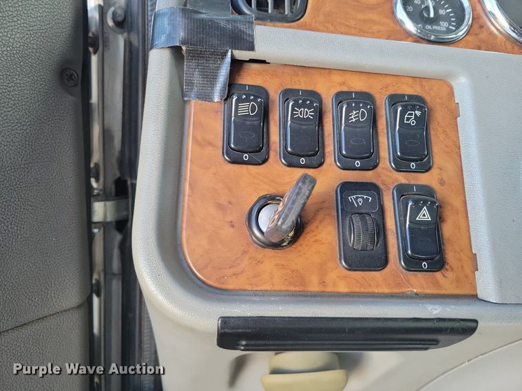 image for item LG9378 2007 Peterbilt 379 semi truck