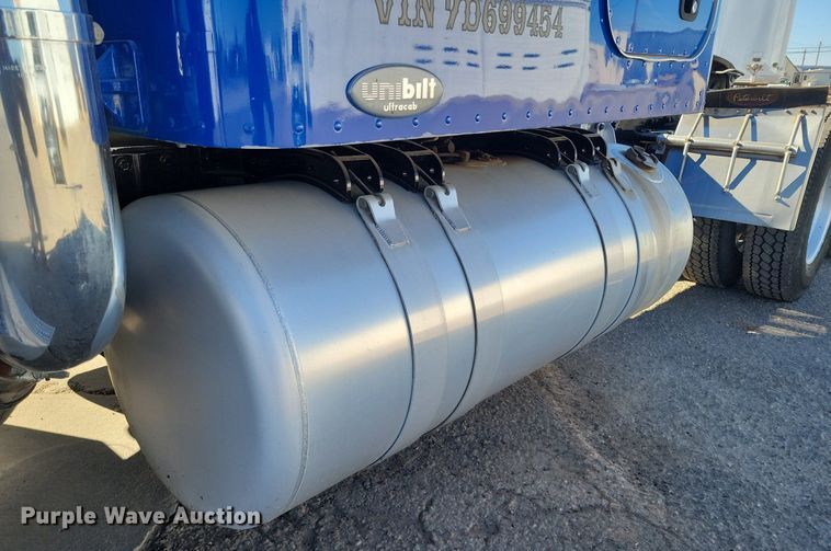 image for item LG9378 2007 Peterbilt 379 semi truck