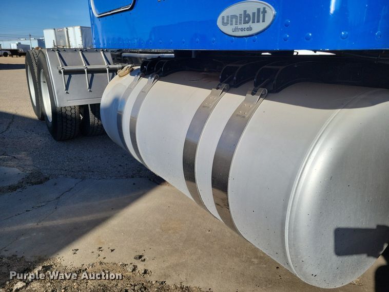 image for item LG9378 2007 Peterbilt 379 semi truck