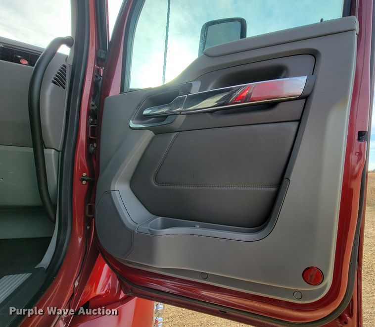 image for item LL9755 2016 Kenworth T680  semi truck