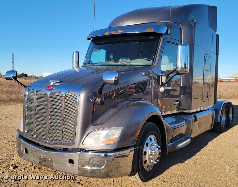 image for item LL9756 2015 Peterbilt 579 semi truck