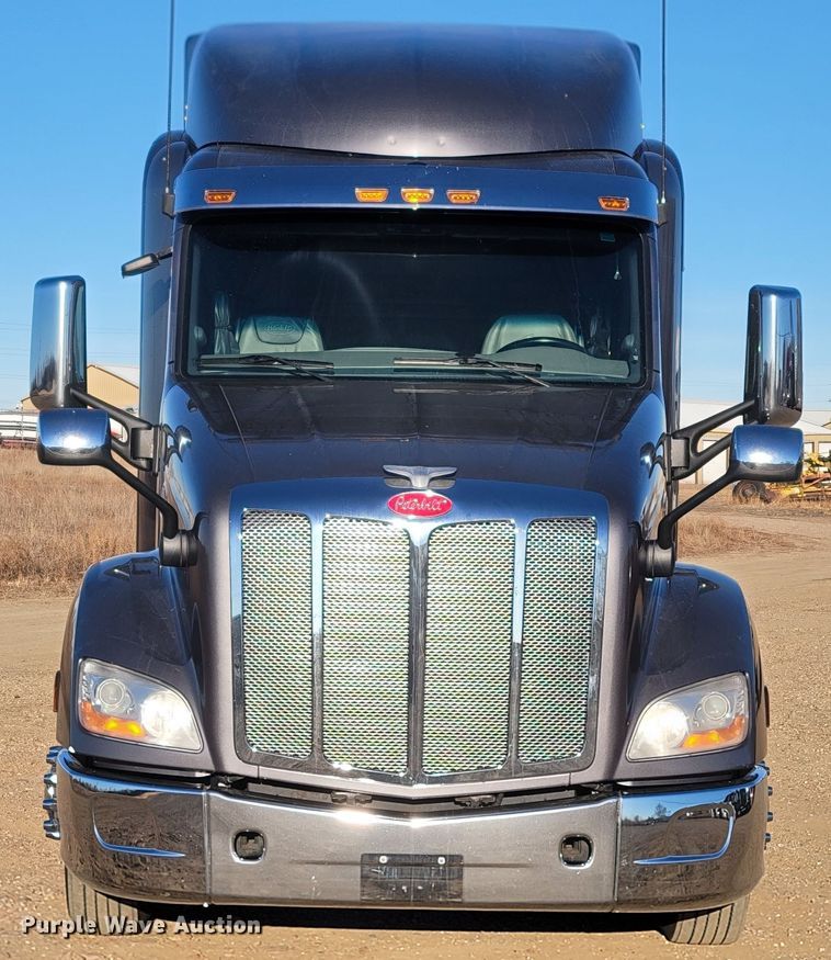 image for item LL9756 2015 Peterbilt 579 semi truck
