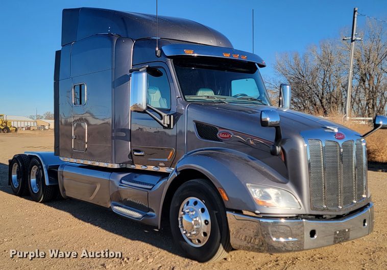 image for item LL9756 2015 Peterbilt 579 semi truck