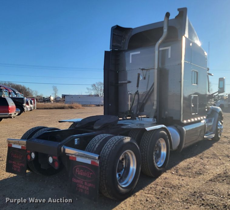 image for item LL9756 2015 Peterbilt 579 semi truck