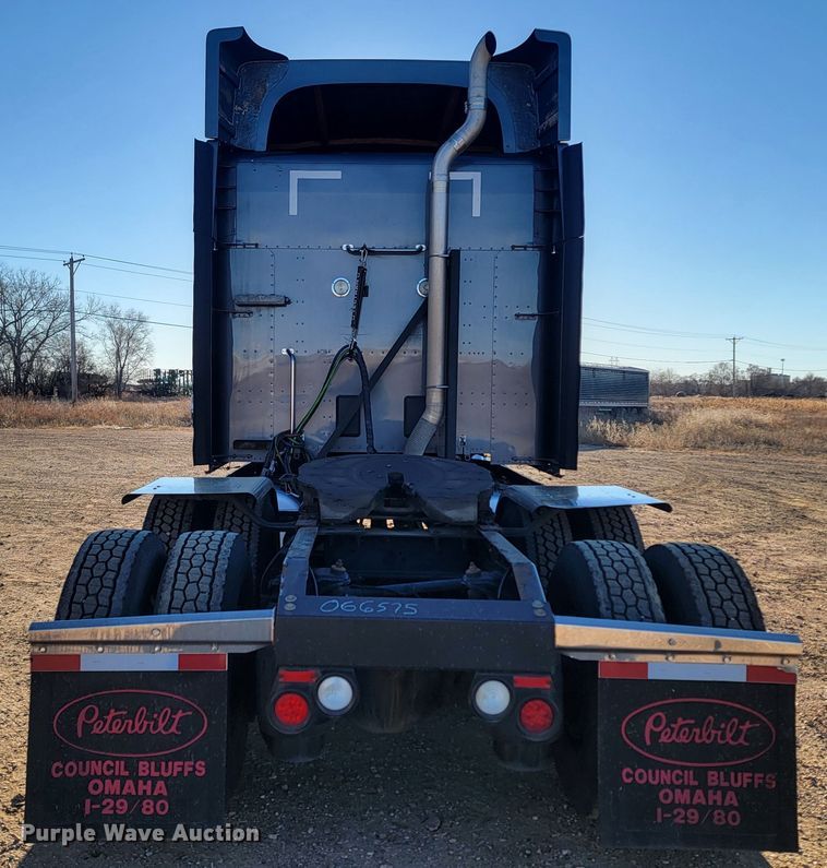 image for item LL9756 2015 Peterbilt 579 semi truck