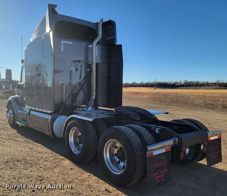 image for item LL9756 2015 Peterbilt 579 semi truck
