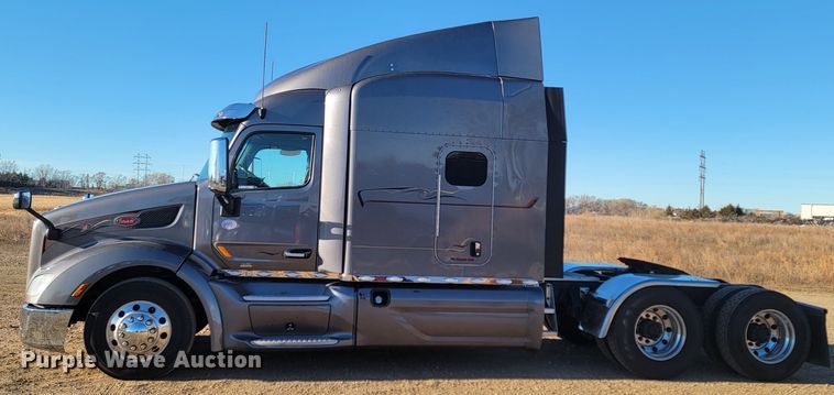 image for item LL9756 2015 Peterbilt 579 semi truck