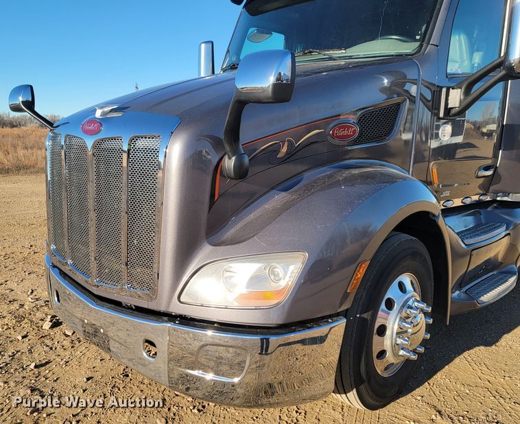 image for item LL9756 2015 Peterbilt 579 semi truck